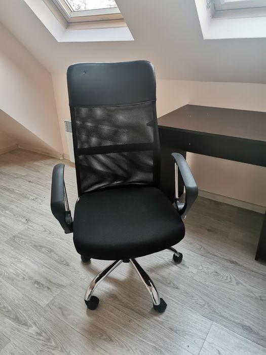 Бюро и офис стол с колелца и регулиране на височината