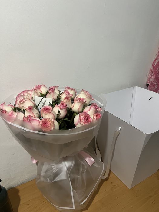 Цветы в корзине свежые