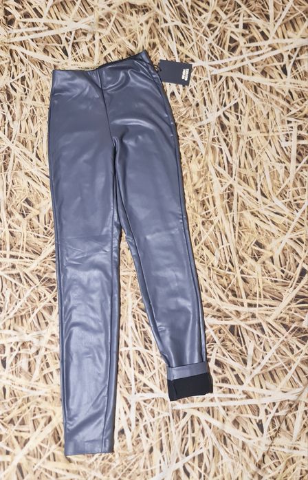 Стилен еластичен кожен клин с висока талия  в сиво,ватиран.  XS.  НОВ