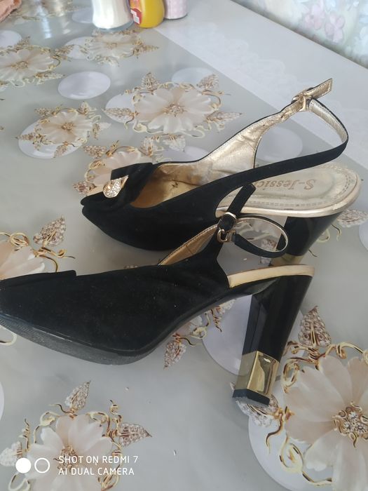 Продаются замшевые босоножки