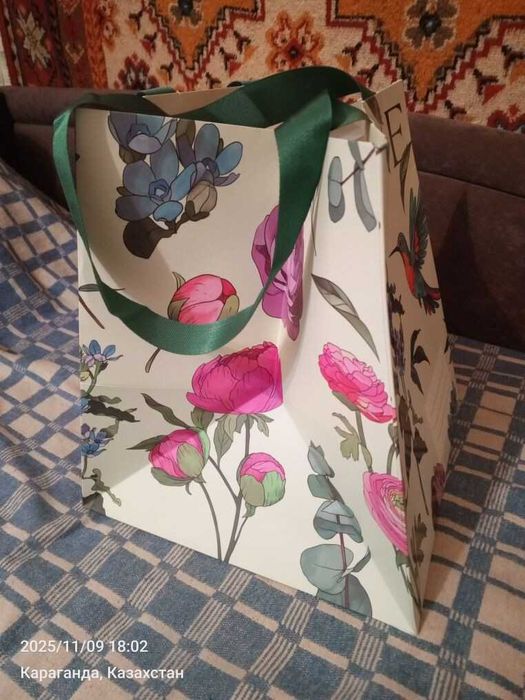 Продаю большой подарочный пакет.