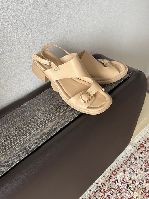 Босоножки кожаные