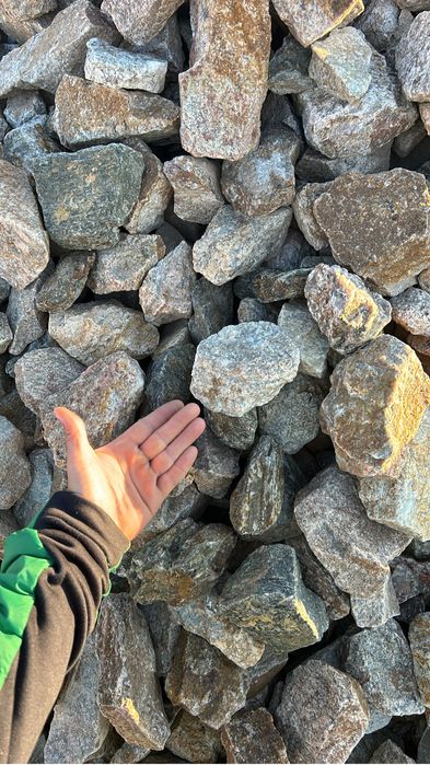 Piatra concasata decorativa rau nisip sort balast pamant negru maroniu