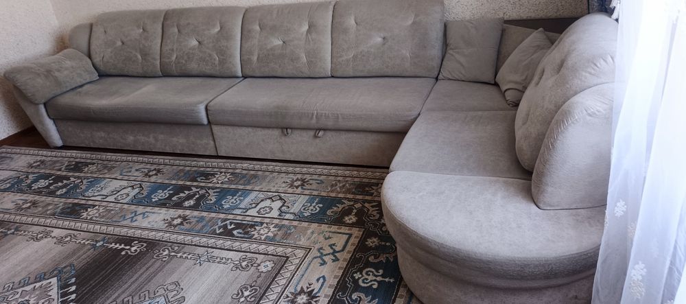 Диван угловой. Длина 4м. Угол 2 м.