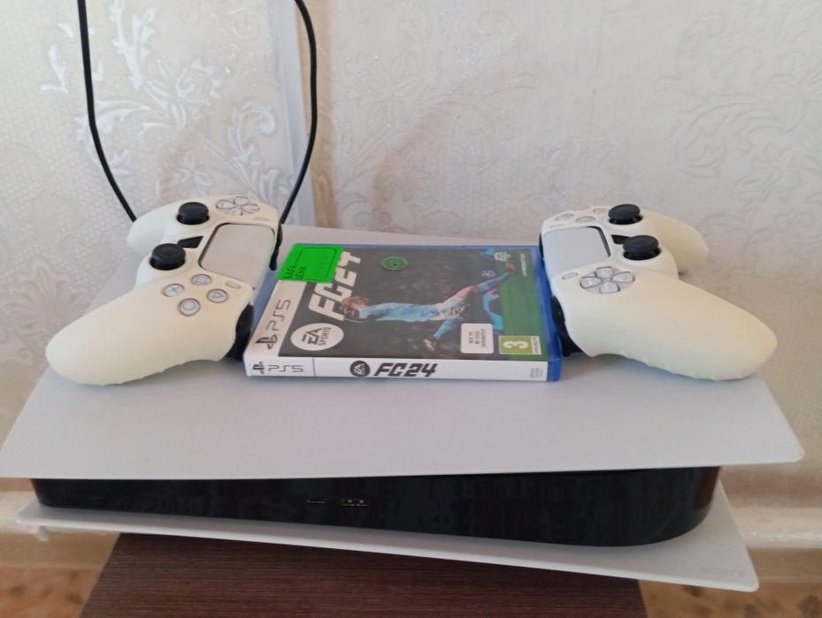 Playstation 5 с двумя геймпадами