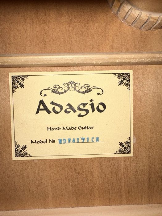 Срочно срочно! Продается акустическая гитара Adagio