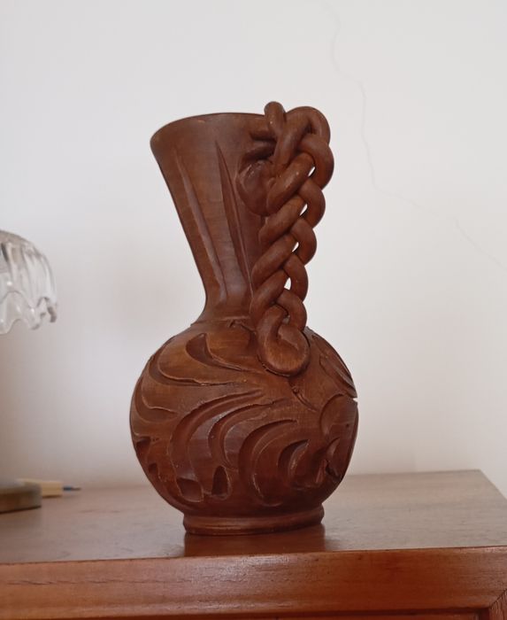 Bibelou mat nou,vas din ceramica cu toartă împletită !  50 lei ambele !