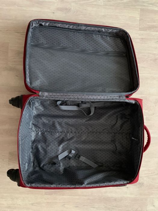 Чемодан бордовый