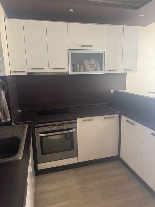 Кухня с фурна, котлон и аспиратор