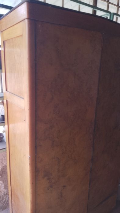 Стар дървен гардероб