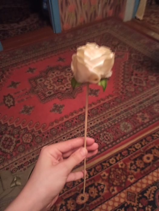 Розы из атласной ленты