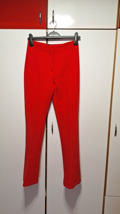 Pantaloni rosii River Island