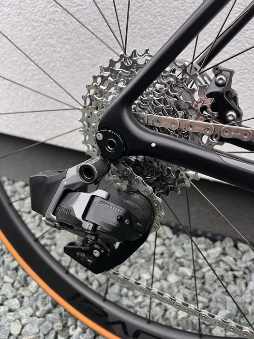 Cursiera sosea Giant TCR Advanced Pro 1 Disc Carbon, Sram AXS 2x12, roti carbon Roval C38, powermeter Quarq