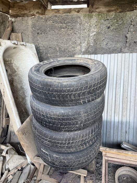 Продам зимние шины 235/65R17