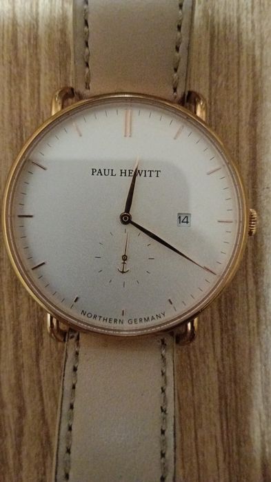 Продавам дамски часовник paul Hewitt