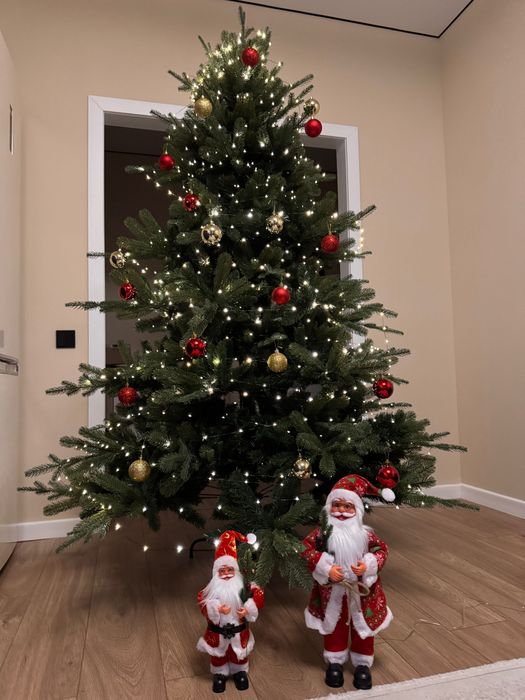 Елка новогодняя с подарком