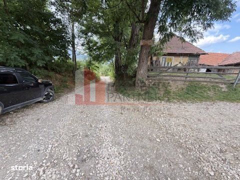 Teren intravilan 3.000 mp cu casă tradițională – Bran, sat Poarta
