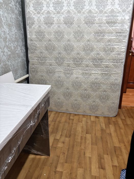 Кровать двуспальное с матрасом