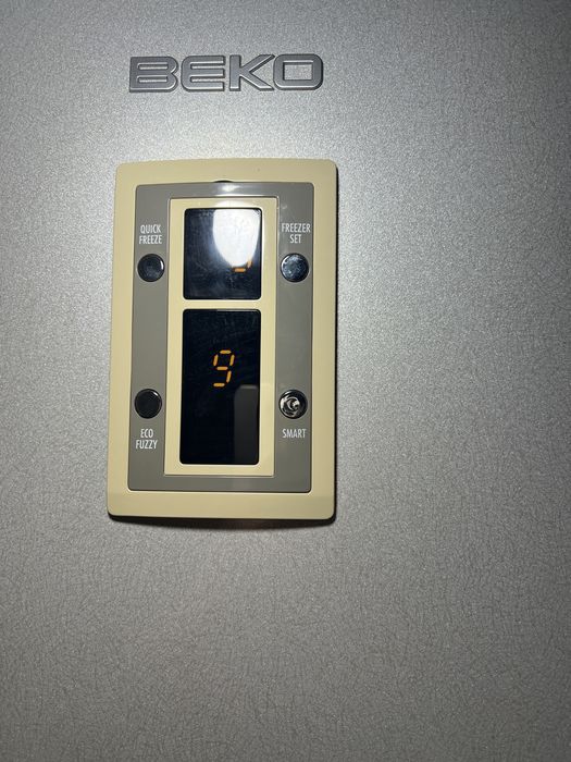 Frigider BeKo cu dispenser pentru cuburi de gheata