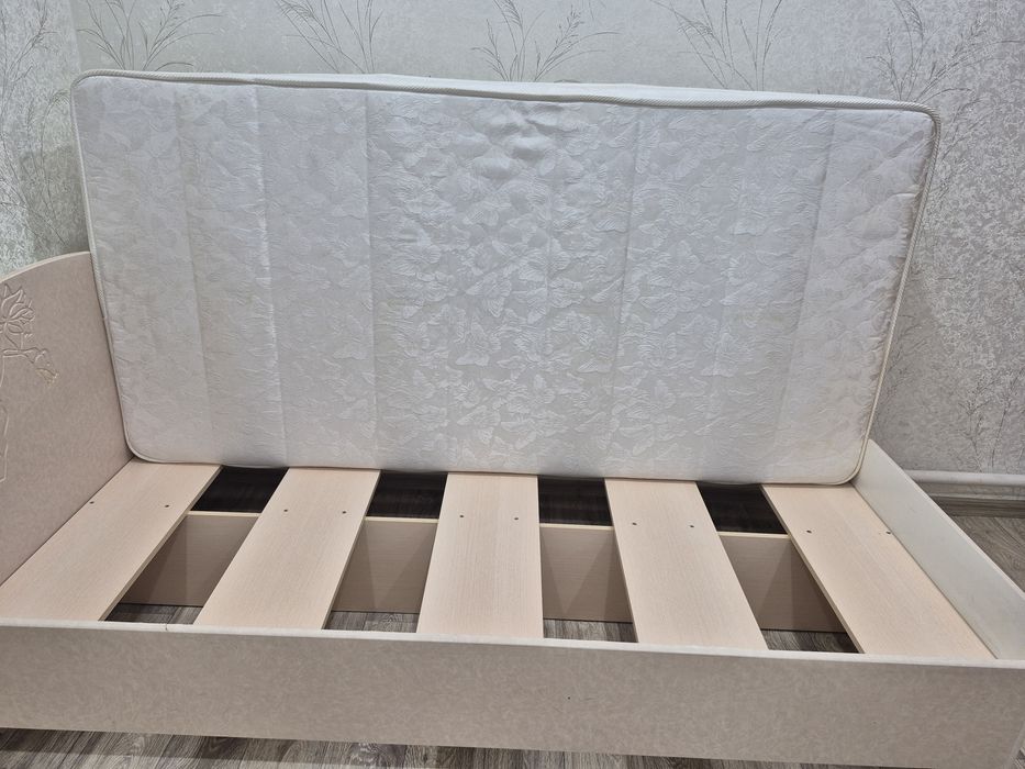 Продам  кровать с матрасом 1м×2