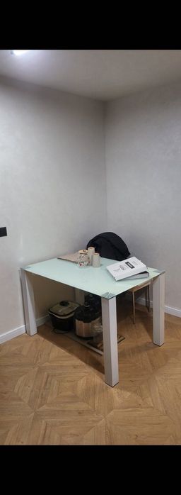 Трапезна маса с бели крака и стъкло