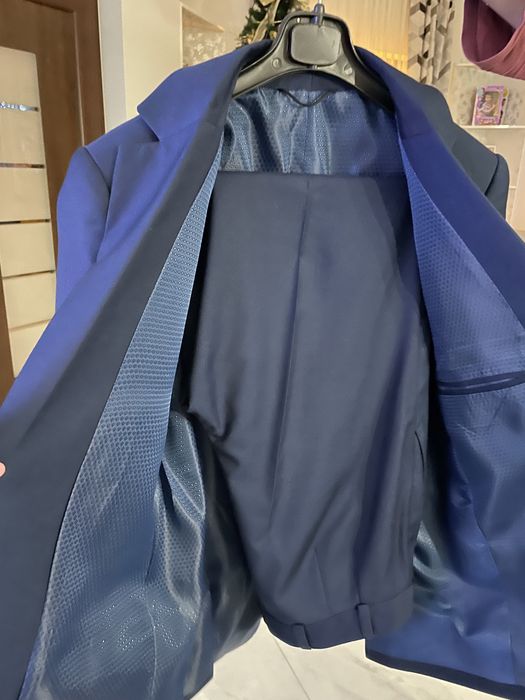 De vanzare costum pentru băiat vârsta 14-16 ani