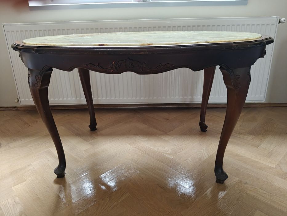 Vând masa antică, ovala, cu placa de marmura