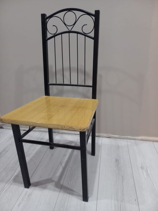 Обеденный стол со стульями