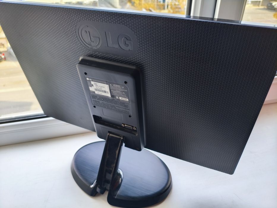 Монитор LG в хорошем состоянии