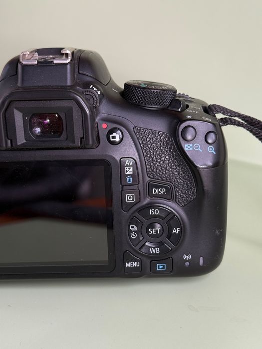 Зеркальный фотоаппарат Canon EOS 1300D