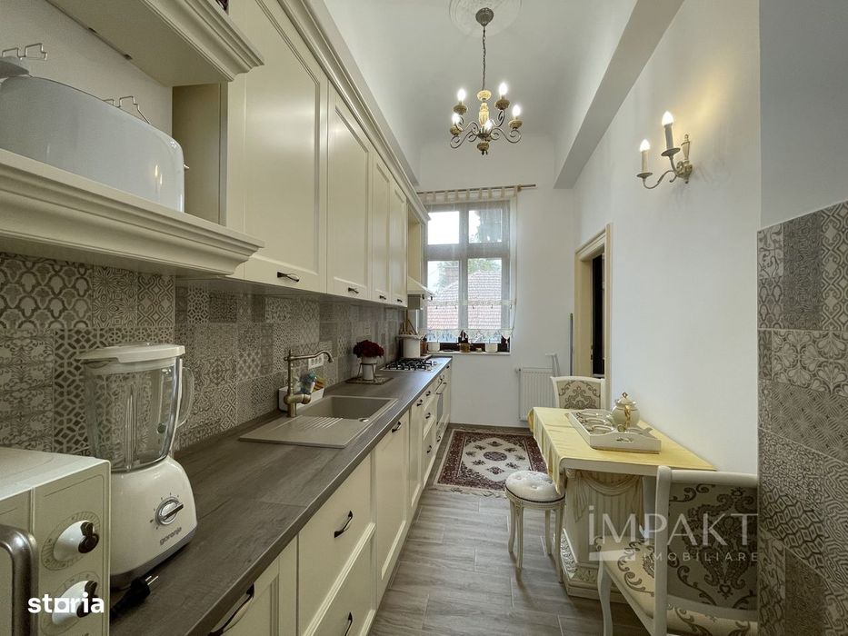 Apartament deosebit cu 3 camere, curte si parcare, aproape de Centru
