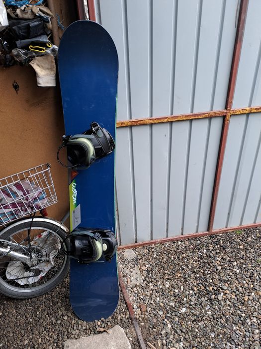 Vând placă snowbaord .