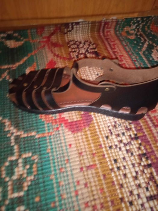 Продавам сандали №38