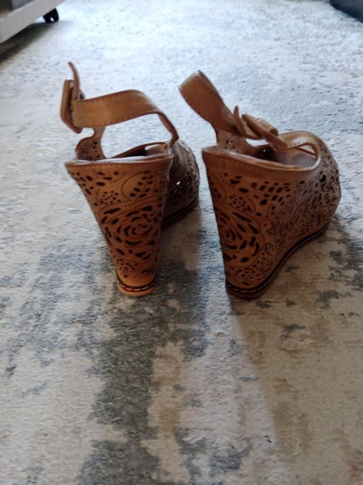 Продам женские босоножки