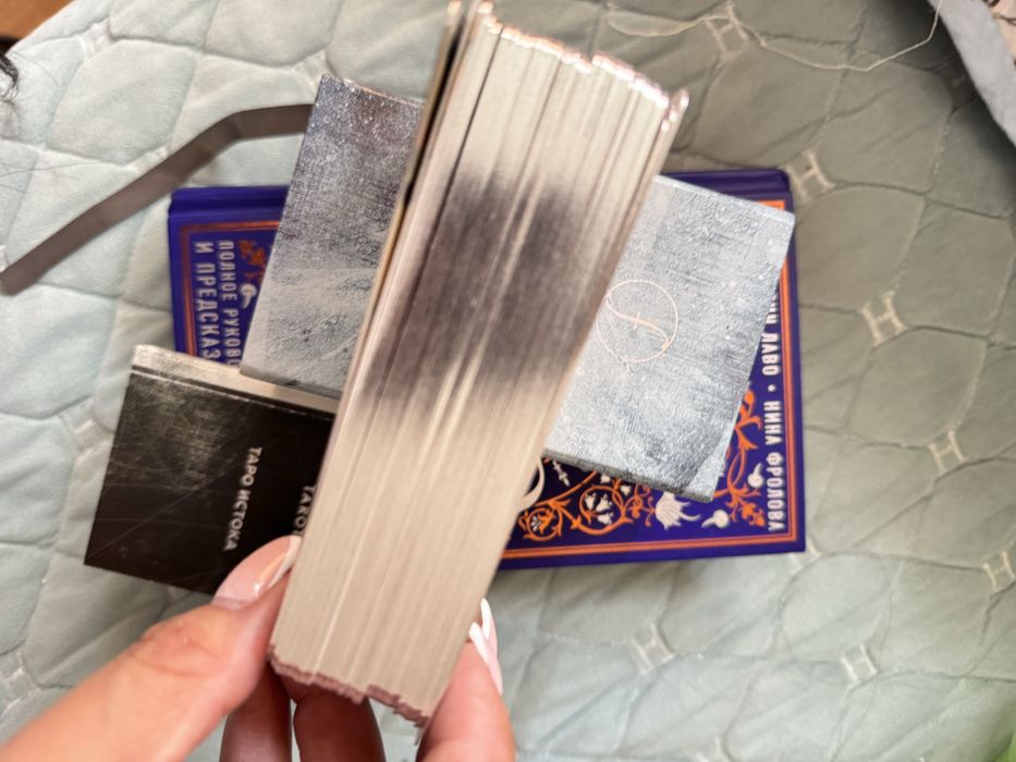 Продам карты таро, книга в подарок