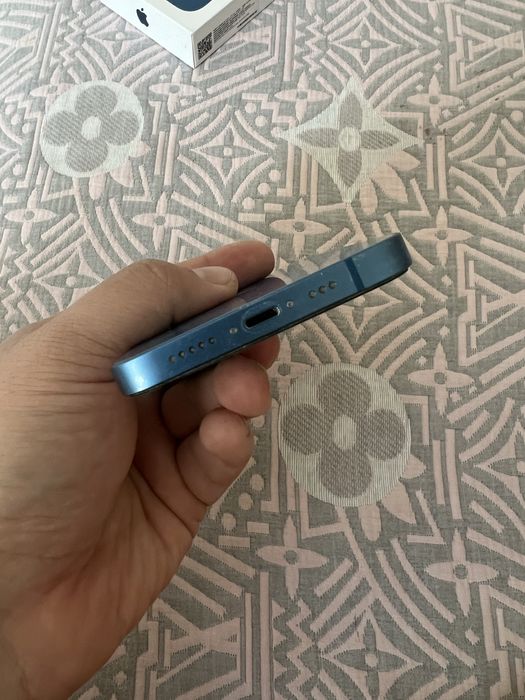 Продам Iphone 13