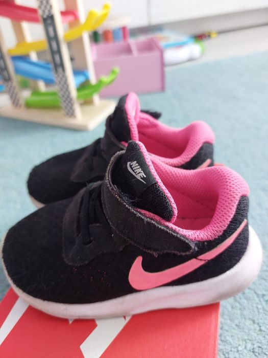 Adidasi Nike numarul 22