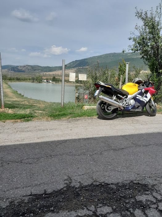Продавам Хонда Ф4 600