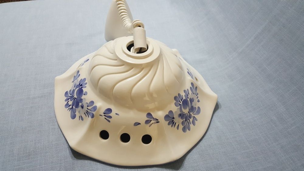 Масивен порцеланов лампион с асансьор и настолна лампа