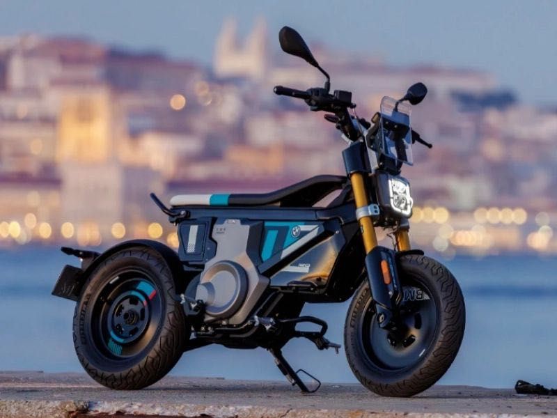 Vând motocicletă BMW model CE02