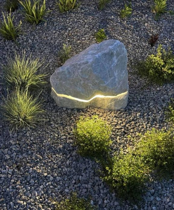 Градински лампи от естествен камък