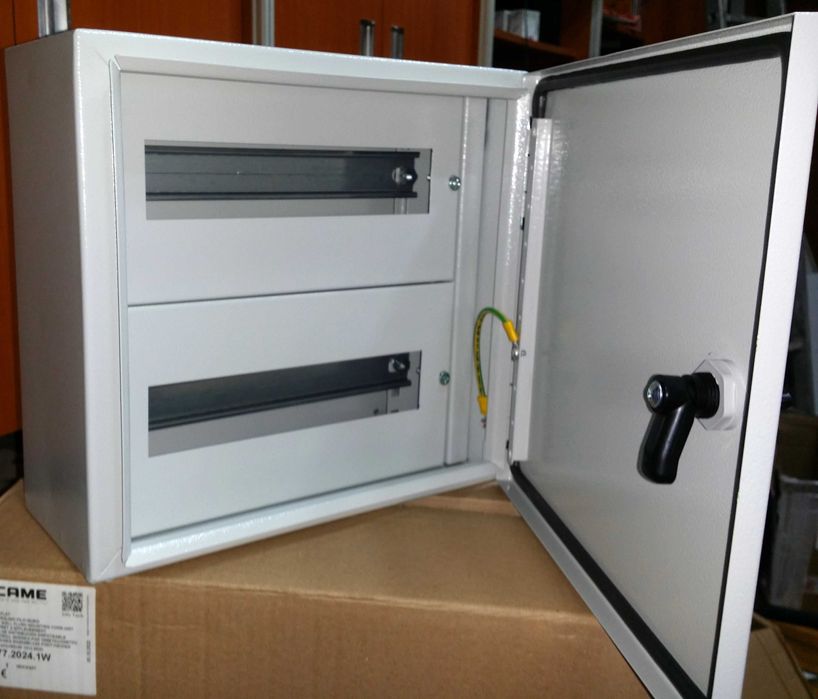 Tablouri electrice multimedia, metalic IP54, case lemn 24 - 120 module