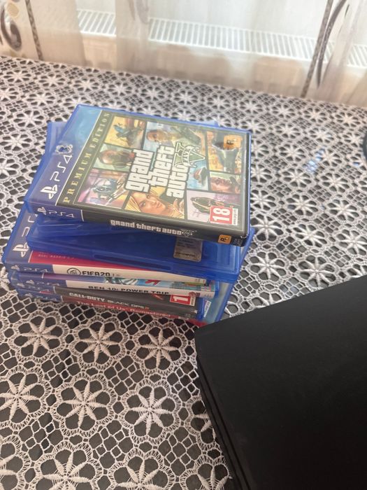 Vând Ps 4 pro 1tb cu 8 jocuri