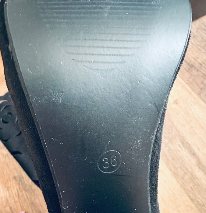 Vând sandale superbe