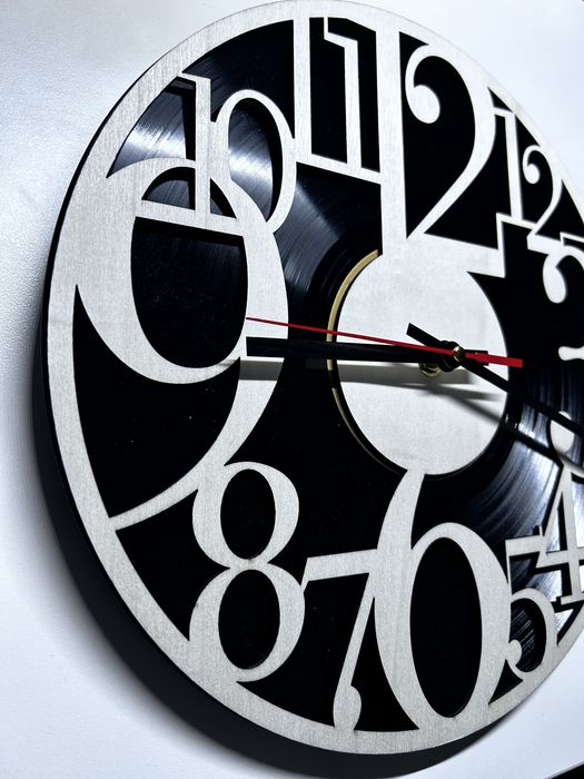 Ceas de perete handmade din vinil și lemn – design modern si elegant