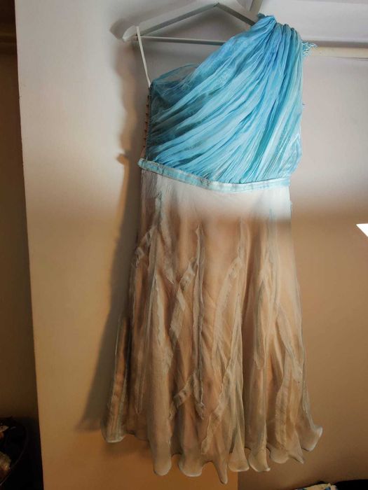 Vand rochie de ocazie realizata pe comanda (din matase naturala).