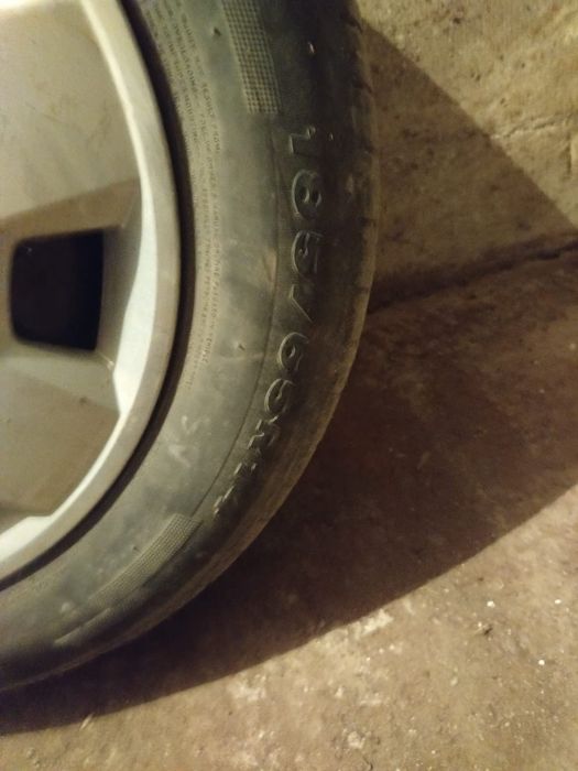 Vând cauciucuri de vara+jenti+capace de Skoda Fabia