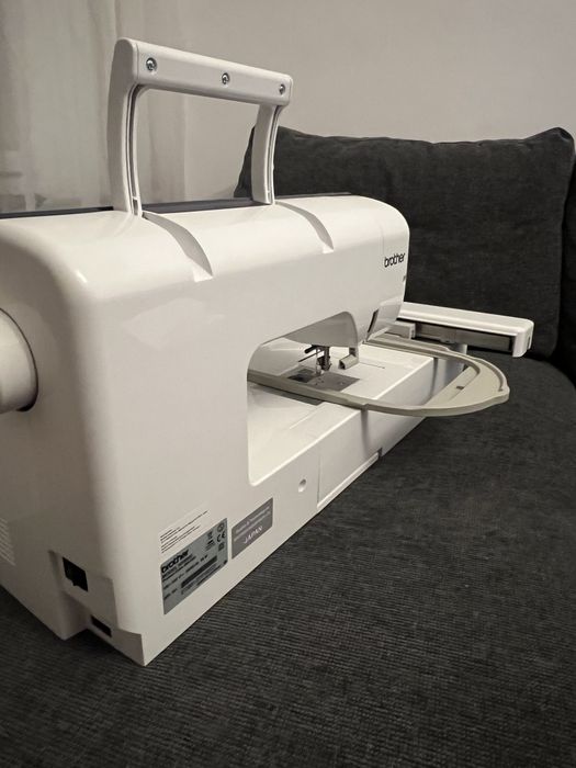 Mașină de brodat Brother Innov-is NV800E