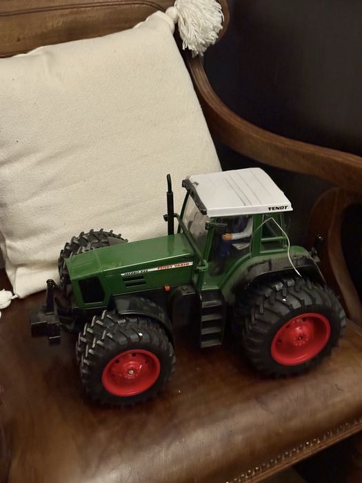 Macheta jucarie Tractor Fendt  masina