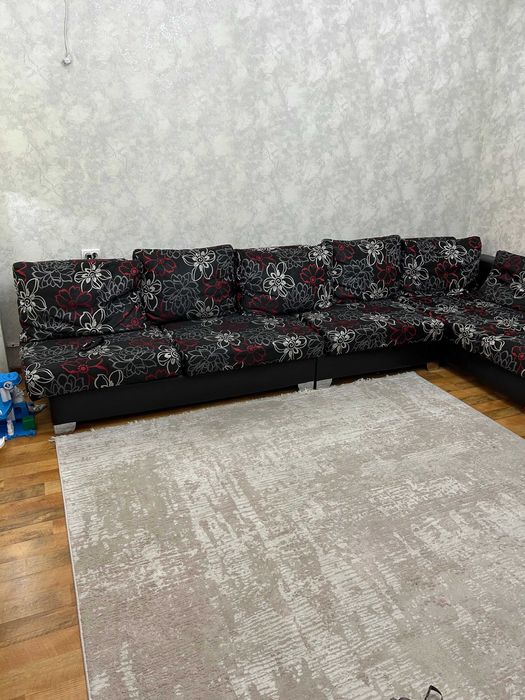 Диван для гостиной.